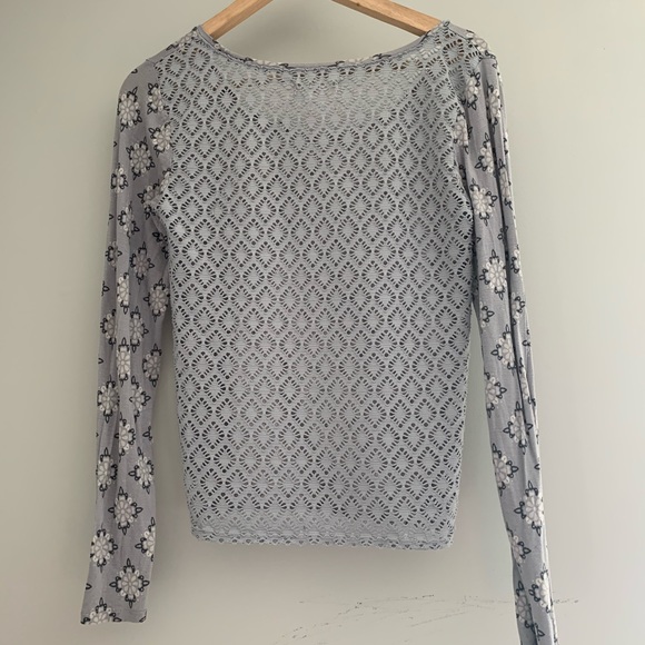 (2/$20) Aeropostale Med Patterned Long Sleeved Top - Picture 2 of 5